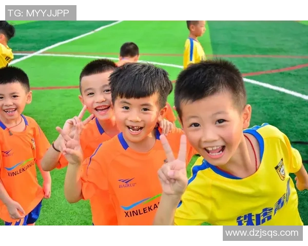 五年级学生在操场上踢足球的快乐时光与友谊的故事